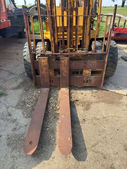 White MY70 LPG forklift. Hasn't ran in years. 7k lift, 4ft forks