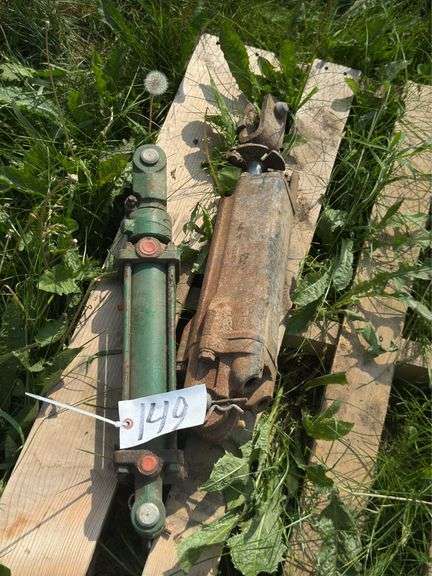 2 hydraulic cylinders. 1 is JD