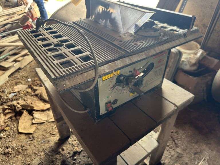 Table saw w/wood table