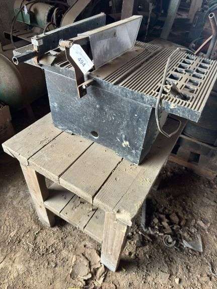 Table saw w/wood table