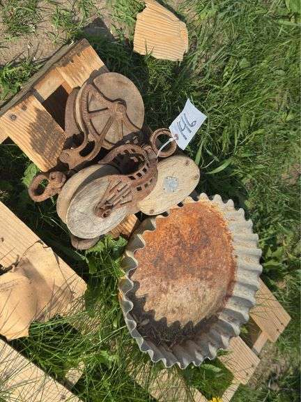 3 wood pulleys & metal feed pan