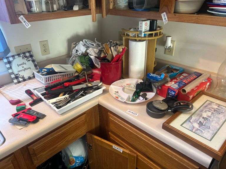 Contents of countertop