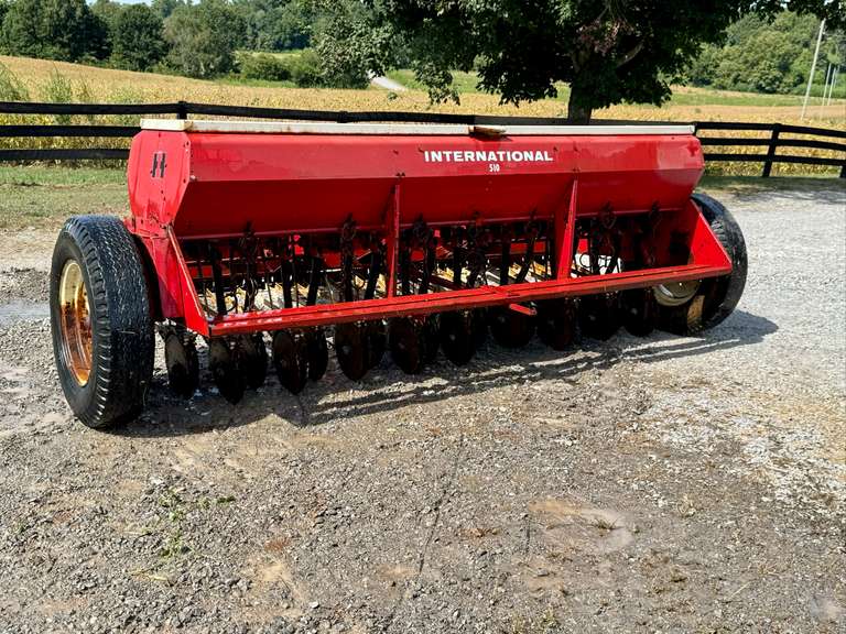 International 510 12' Hydraulic Double Disk Grain Drill