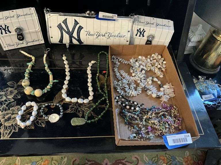Costume jewelry: necklaces, bracelets