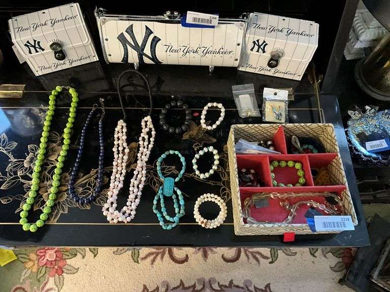 Costume jewelry: beads