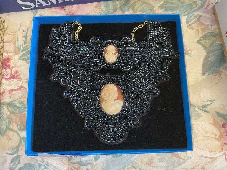 Beaded necklace w/ cameo