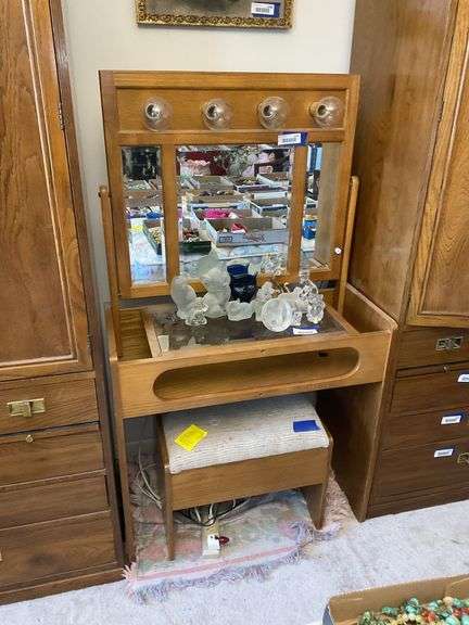 Vanity w/ lighted beveled mirrors, and bench - no contents