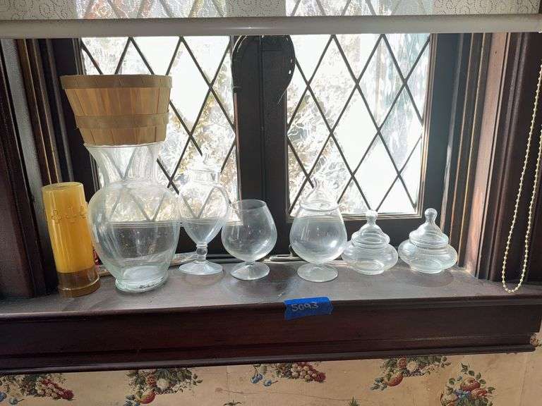 Miscellaneous discovery, Lot, paper shredder, two canes, glassware