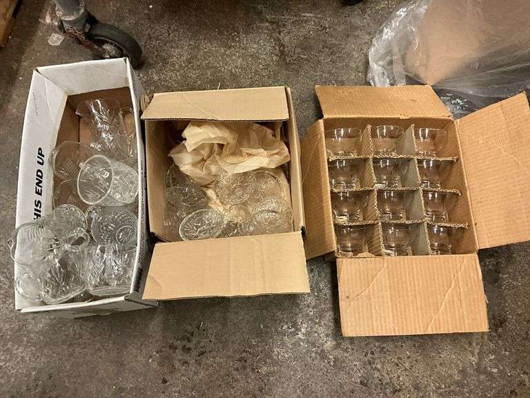 Glassware lot: sherbets, creamers, sugars