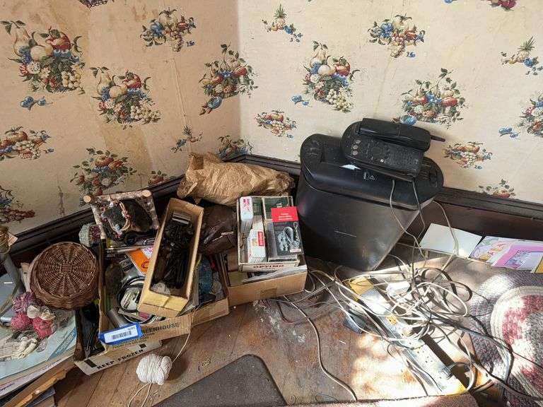 Miscellaneous discovery, Lot, paper shredder, two canes, glassware