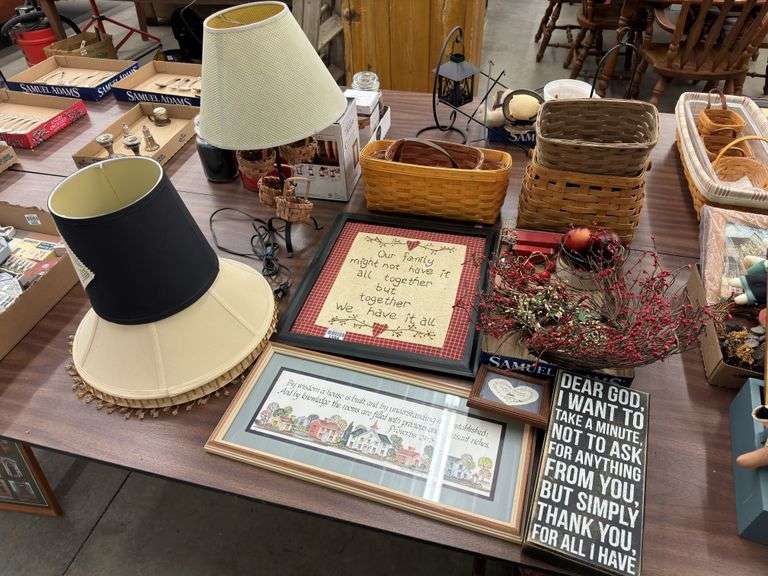 Decor lot to include wall hangings, lamp, wreaths