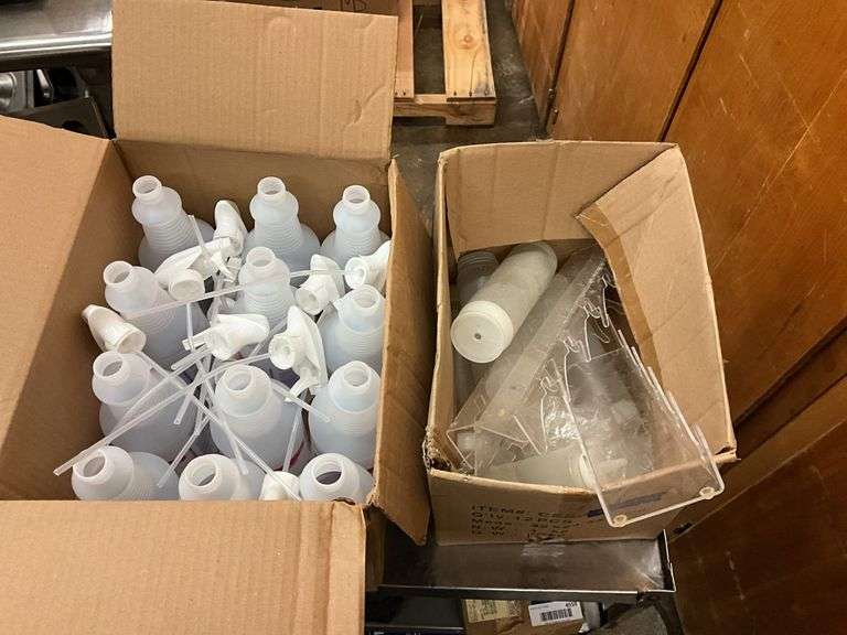Plastic spray and squirt bottles
