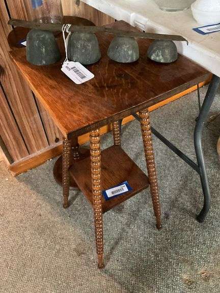 Square oak parlor stand w/ turned legs - no contents