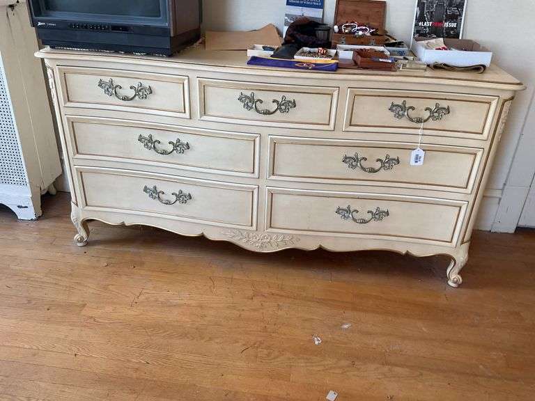 Kindel Grand Rapids French Provincial chest of drawers - no contents