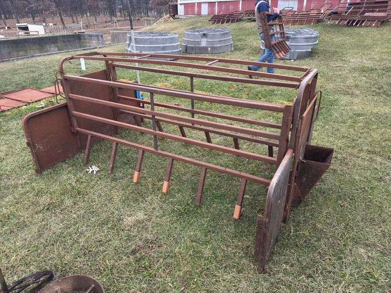 Farrowing crate for sows, Approx 7 feet