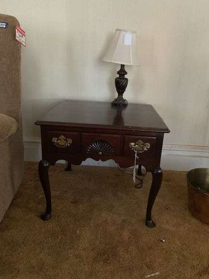 Statton Queen Anne end stable w/ fan carving, cabriole legs, and lamp