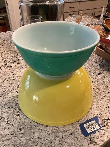 Two Pyrex mixing bowls