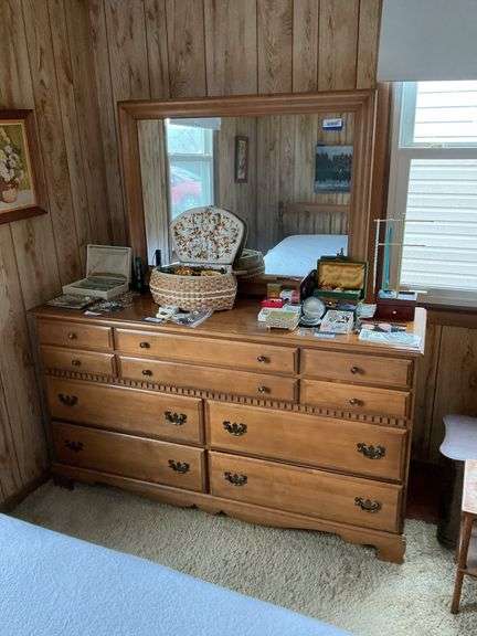 Maple finish dresser w/ attached mirror - no contents 59.5x18x64