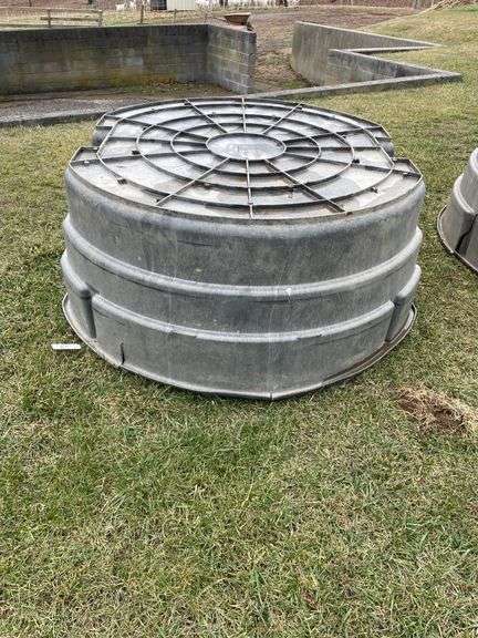 Rubbermaid 300 gallon water trough. Approximately 6 inch crack at the top.