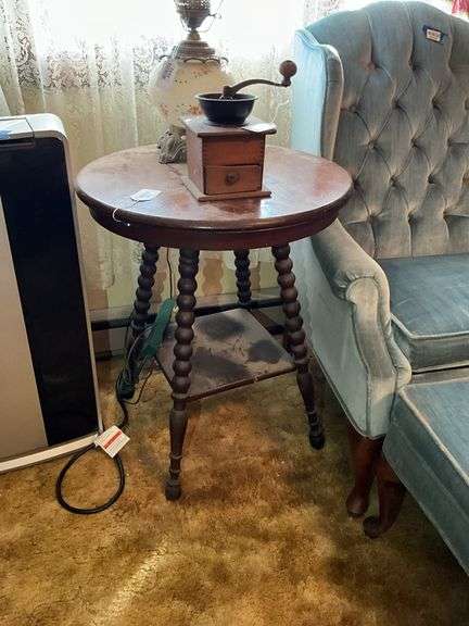 Round parlor stand w/ turned legs 24x29x24
