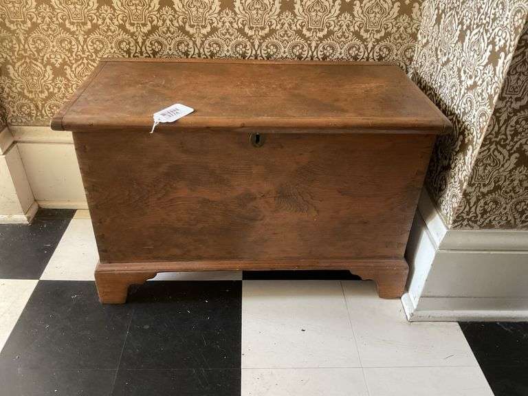 Dovetailed blanket chest w/ bracket feet