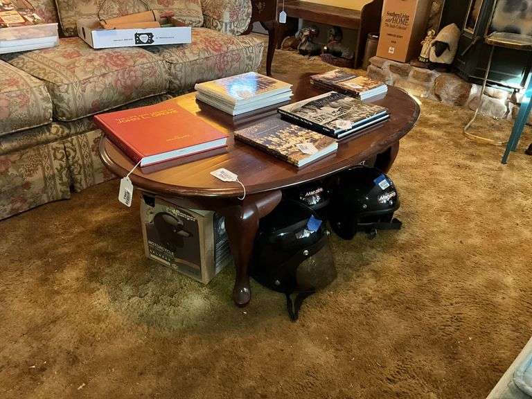 Queen Anne oval coffee table - no contents 47x17x28