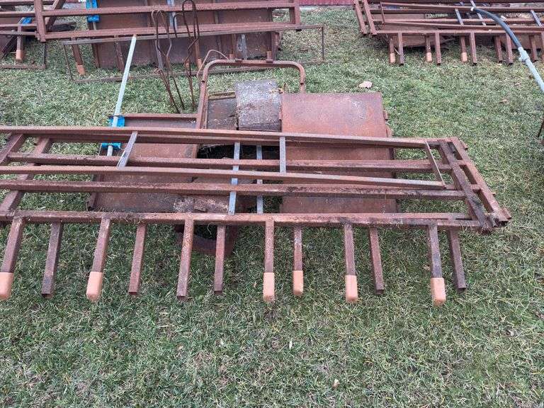 Farrowing crate for sows see lot 72 A for sample photos. Inspection encouraged