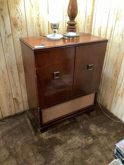 Vintage Montgomery Ward Airline console radio/turntable w/ vintage records 30x16x36
