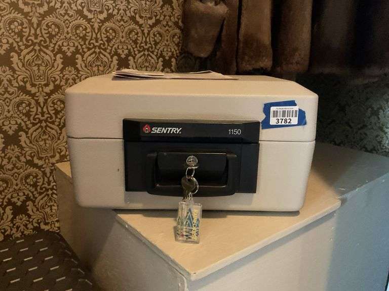 Sentry 1150 safe box w/ key