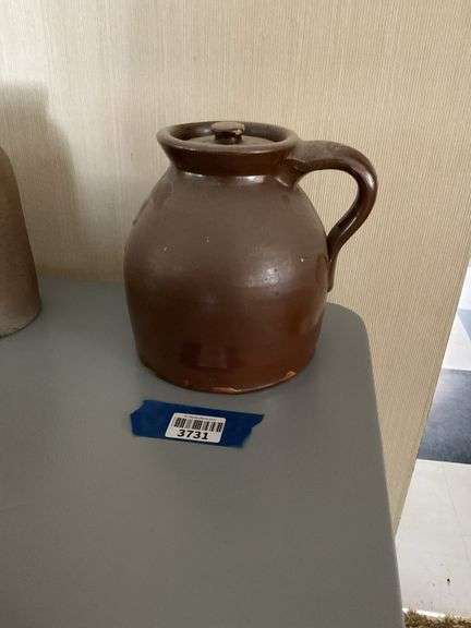 Stoneware beanpot w/ lid