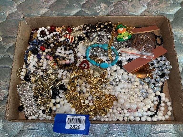 Misc lot of costume jewelry