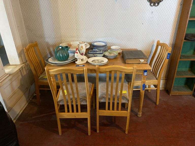 Oak dining table and set of four chairs w/ padded seats - no contents 48x30x30