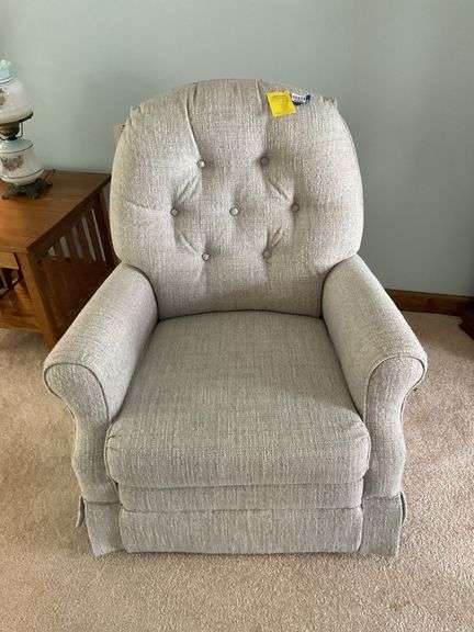 Gray recliner like new w/ tag, has side release 32x36x36
