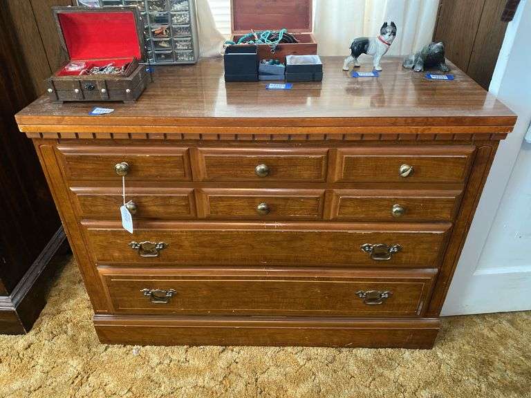 Broyhill dresser, no contents 40x18x30