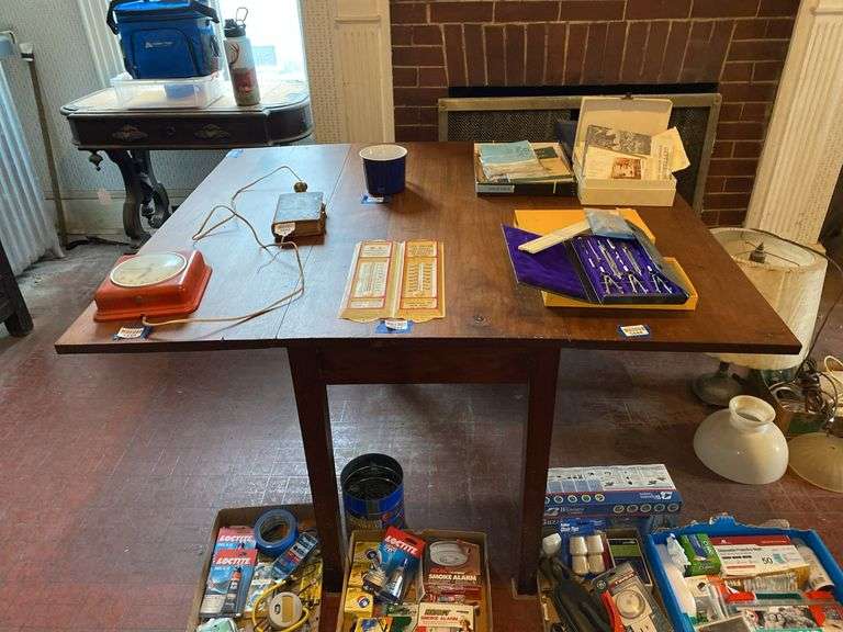 Drop leaf table w/ square tapered legs - no contents 49x42x29