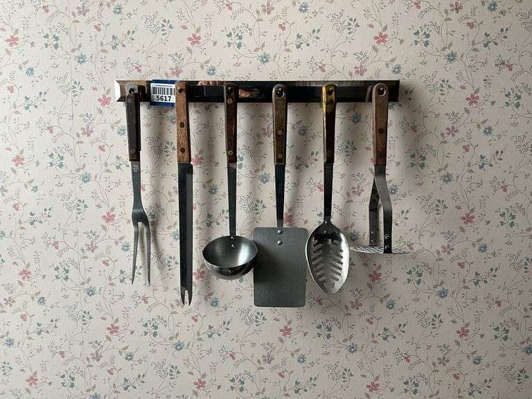 Luxor utensil set on wall rack
