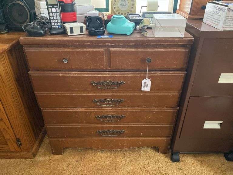 Dresser, shows wear, no contents 30x16x30