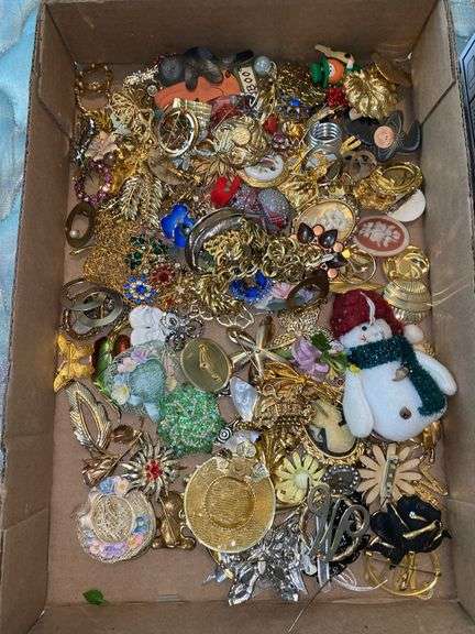 Misc lot of costume jewelry
