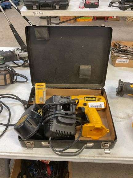 DeWalt cordless 3/8" drill kit w/ charger