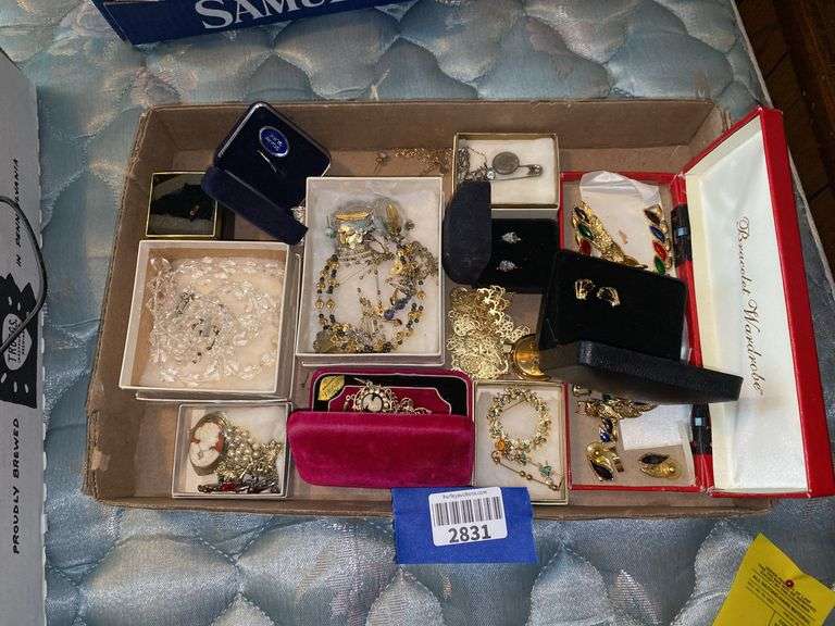 Misc lot of costume jewelry