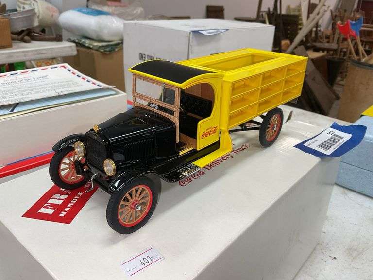 Danbury Mint 1927 Coca-Cola Delivery Truck model w/ certificate, in box