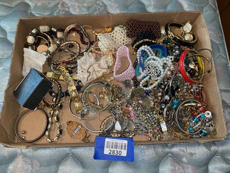 Misc lot of costume jewelry