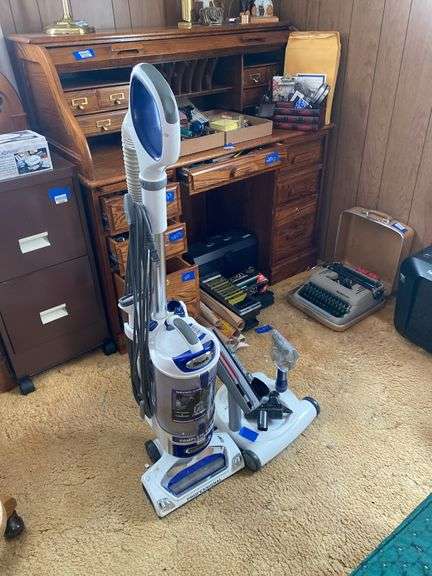Shark upright vacuum w/ attachments