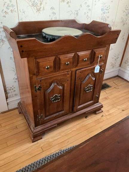 Solid maple Early American drysink server - no contents 35x20.5x37.5