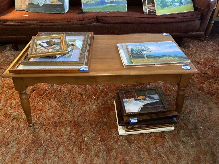 Coffee table w/ turned legs - no contents 40x20x17