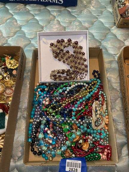 Misc lot of costume jewelry