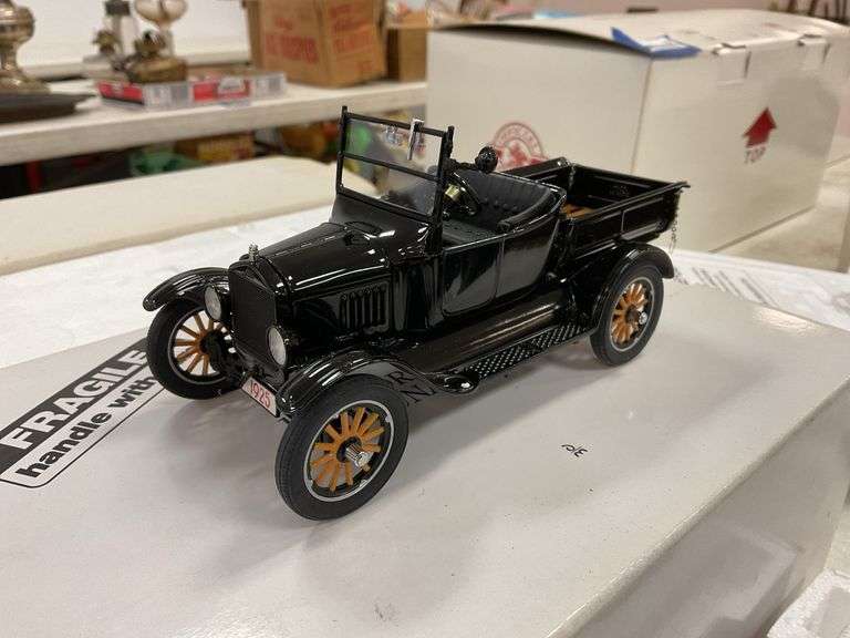 Danbury Mint The First Pickups 1925 Ford model truck w/ box