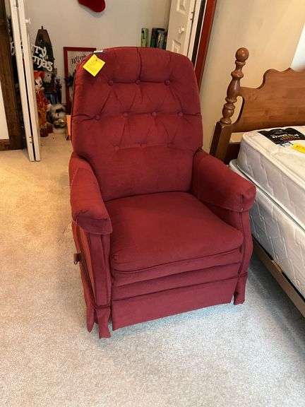 Recliner w/ tufted back