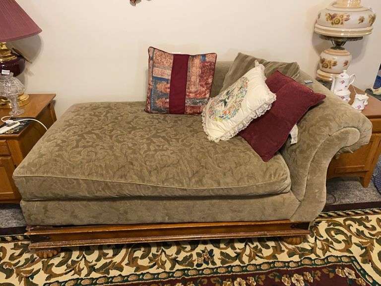 Lounge w/ exposed wood base trim, and throw pillows 64x41x30