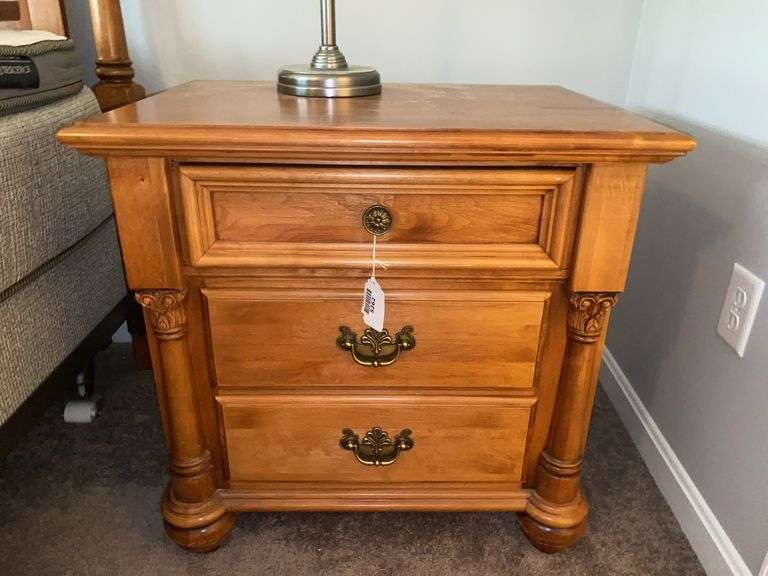 Mobel Inc. end chest w/ Corinthian columns, bun feet - no contents 27x19x27